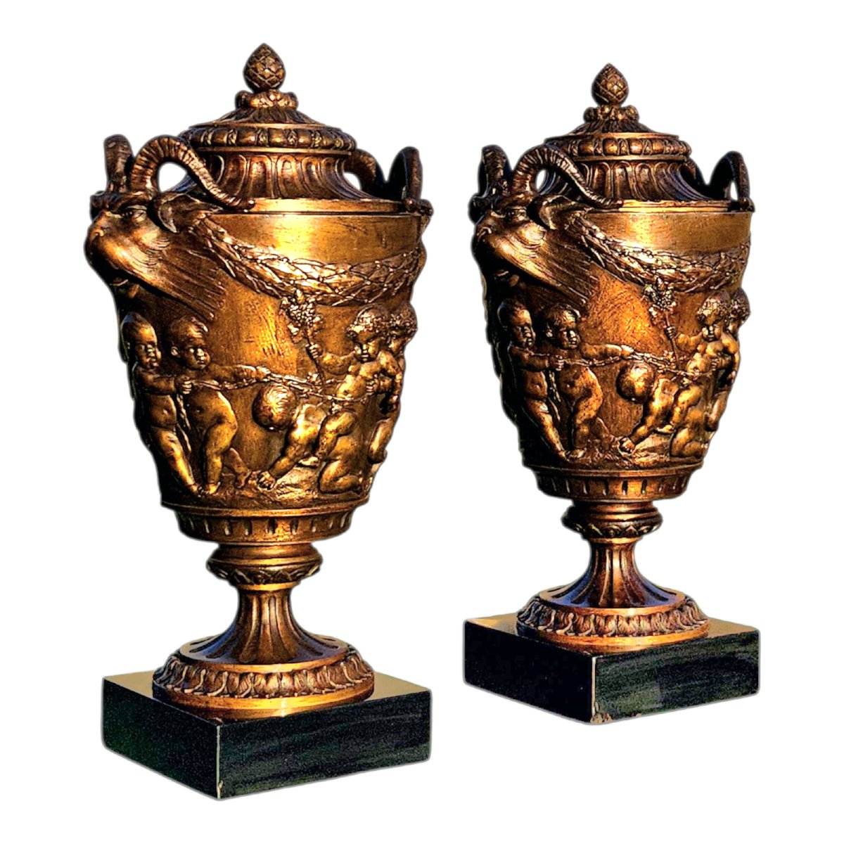 Paire de vases couverts en bronze patiné d'après Clodion (1738-1814)-photo-1