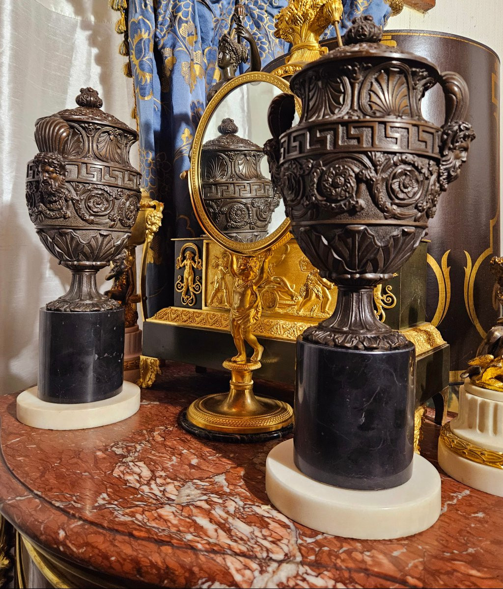 Paire de vases couverts en bronze patiné d'après l'antique -photo-2