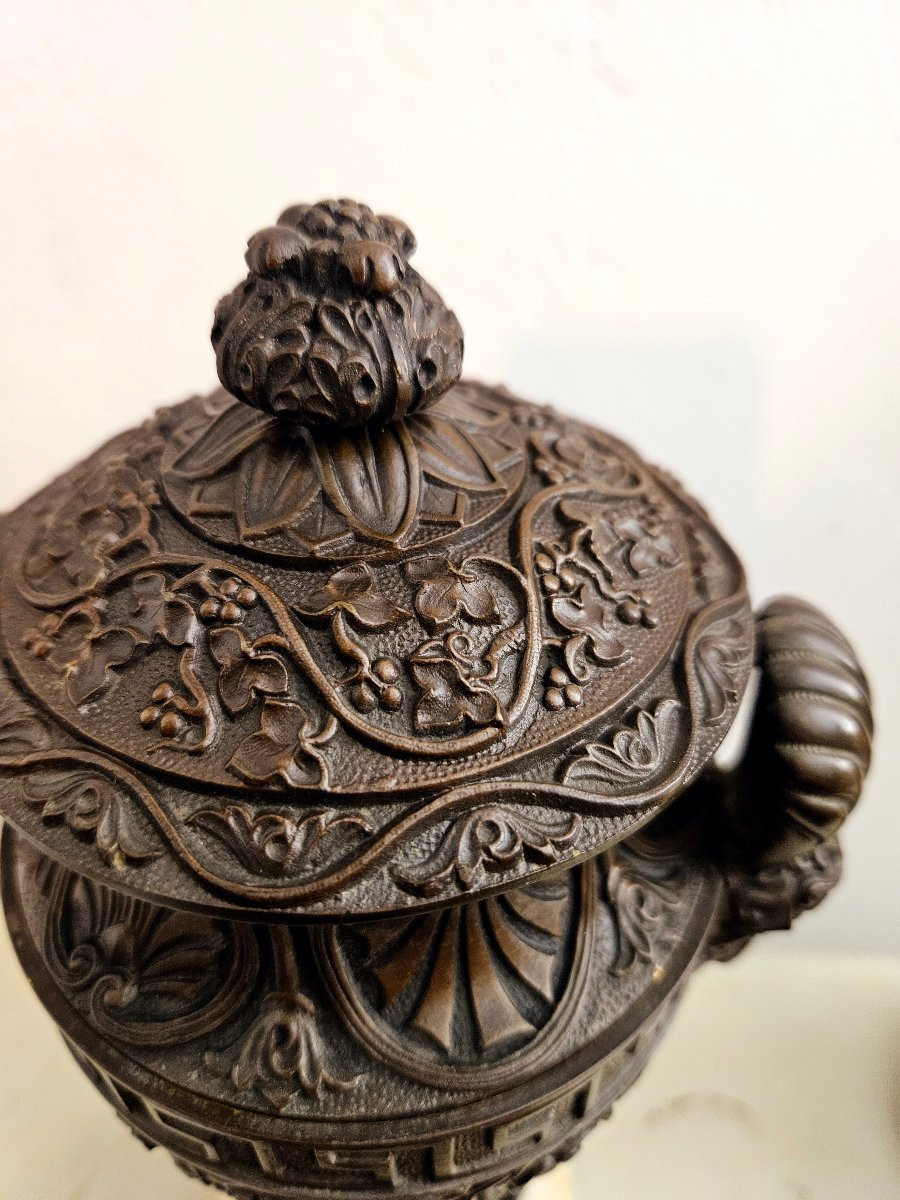 Paire de vases couverts en bronze patiné d'après l'antique -photo-3