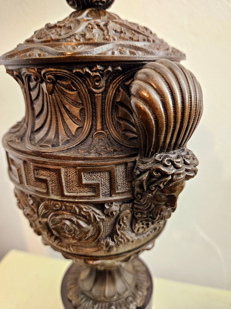 Paire de vases couverts en bronze patiné d'après l'antique -photo-4