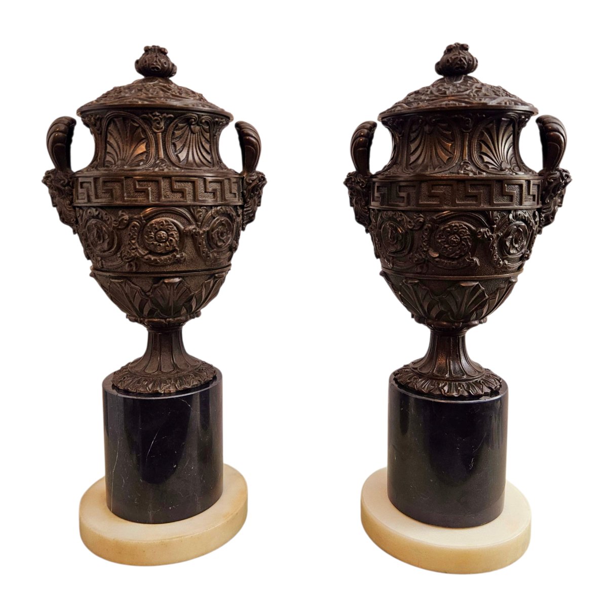 Paire de vases couverts en bronze patiné d'après l'antique -photo-1