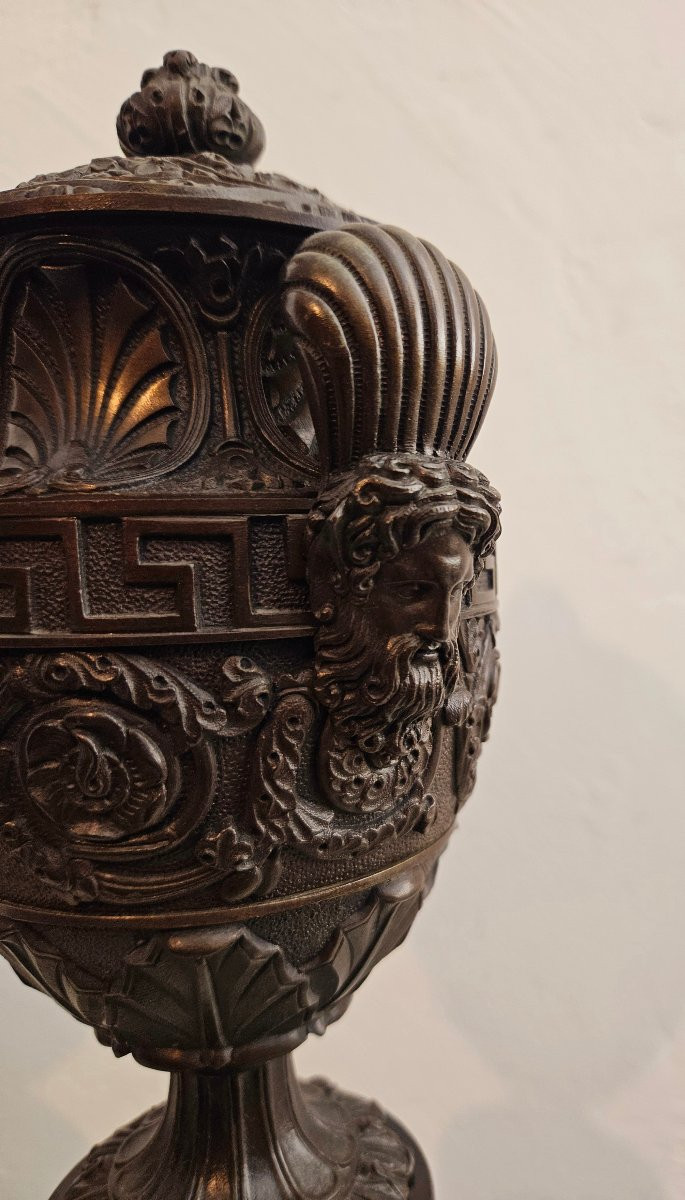 Paire de vases couverts en bronze patiné d'après l'antique -photo-2