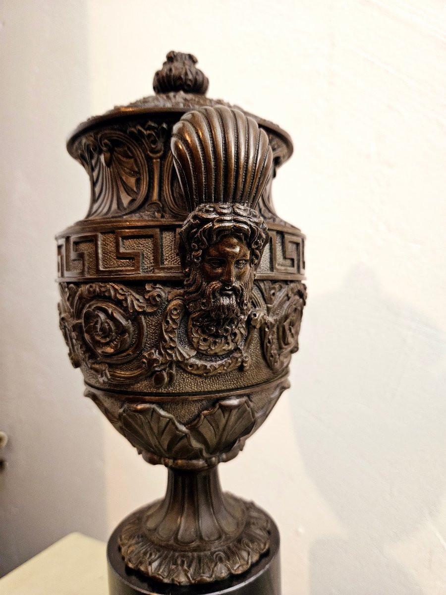 Paire de vases couverts en bronze patiné d'après l'antique -photo-3