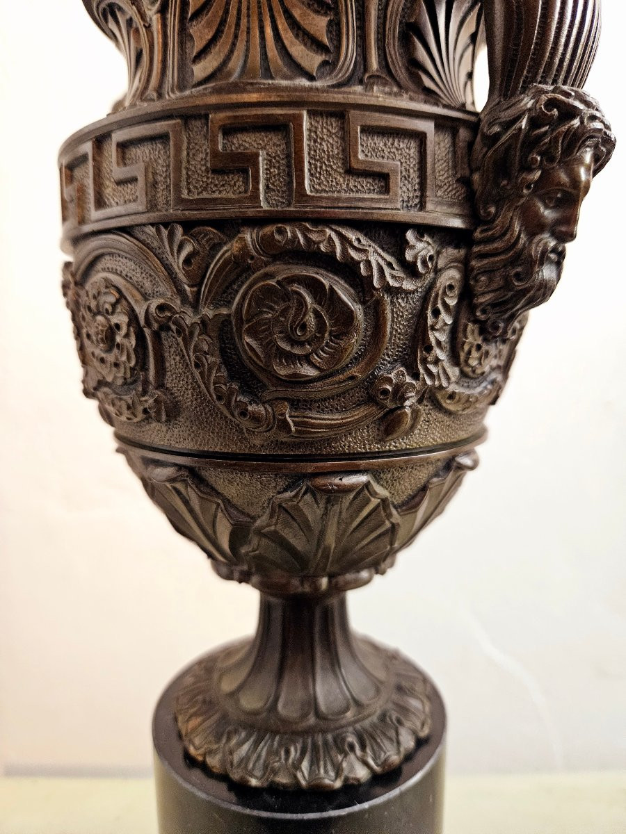 Paire de vases couverts en bronze patiné d'après l'antique -photo-5