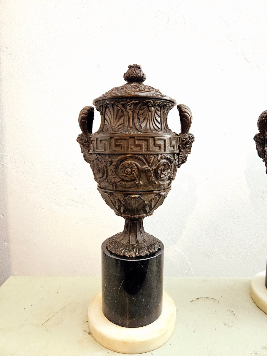 Paire de vases couverts en bronze patiné d'après l'antique -photo-6