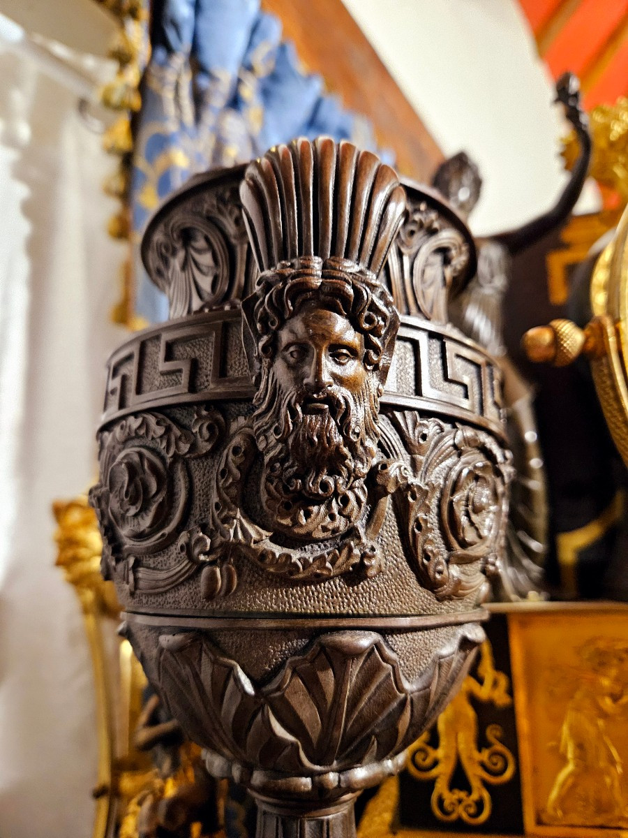 Paire de vases couverts en bronze patiné d'après l'antique