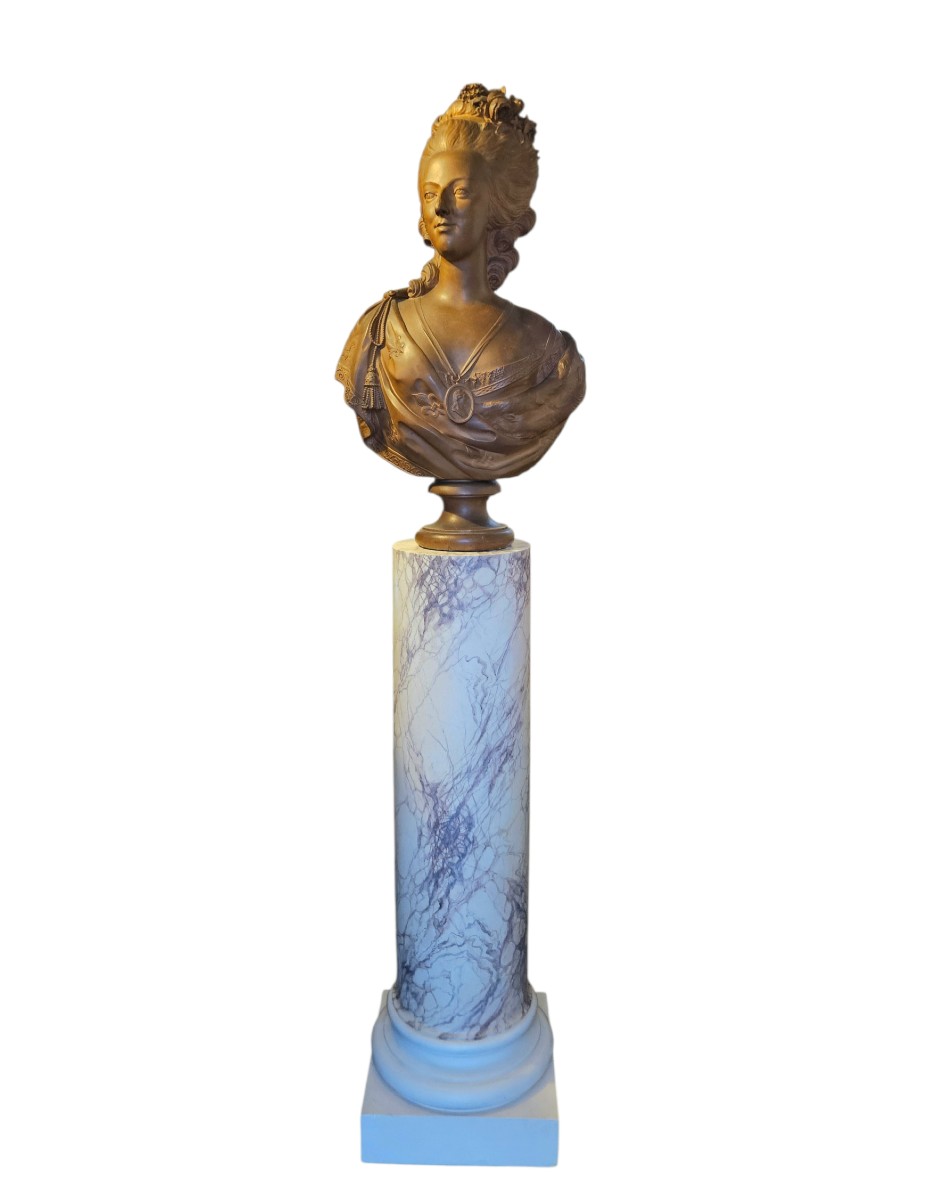 Important buste de Marie-Antoinette sur colonne Ht 207 cm