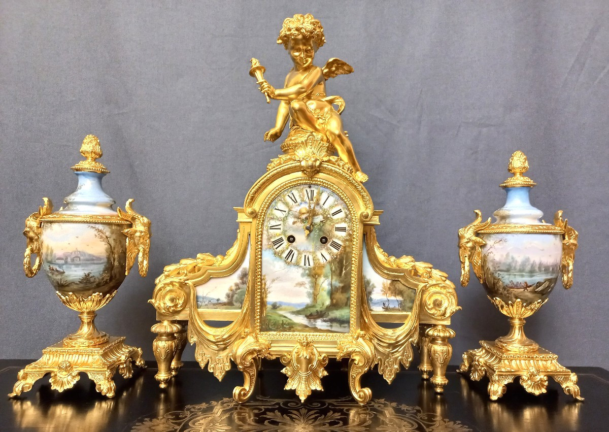 Garniture de cheminée en bronze et porcelaine