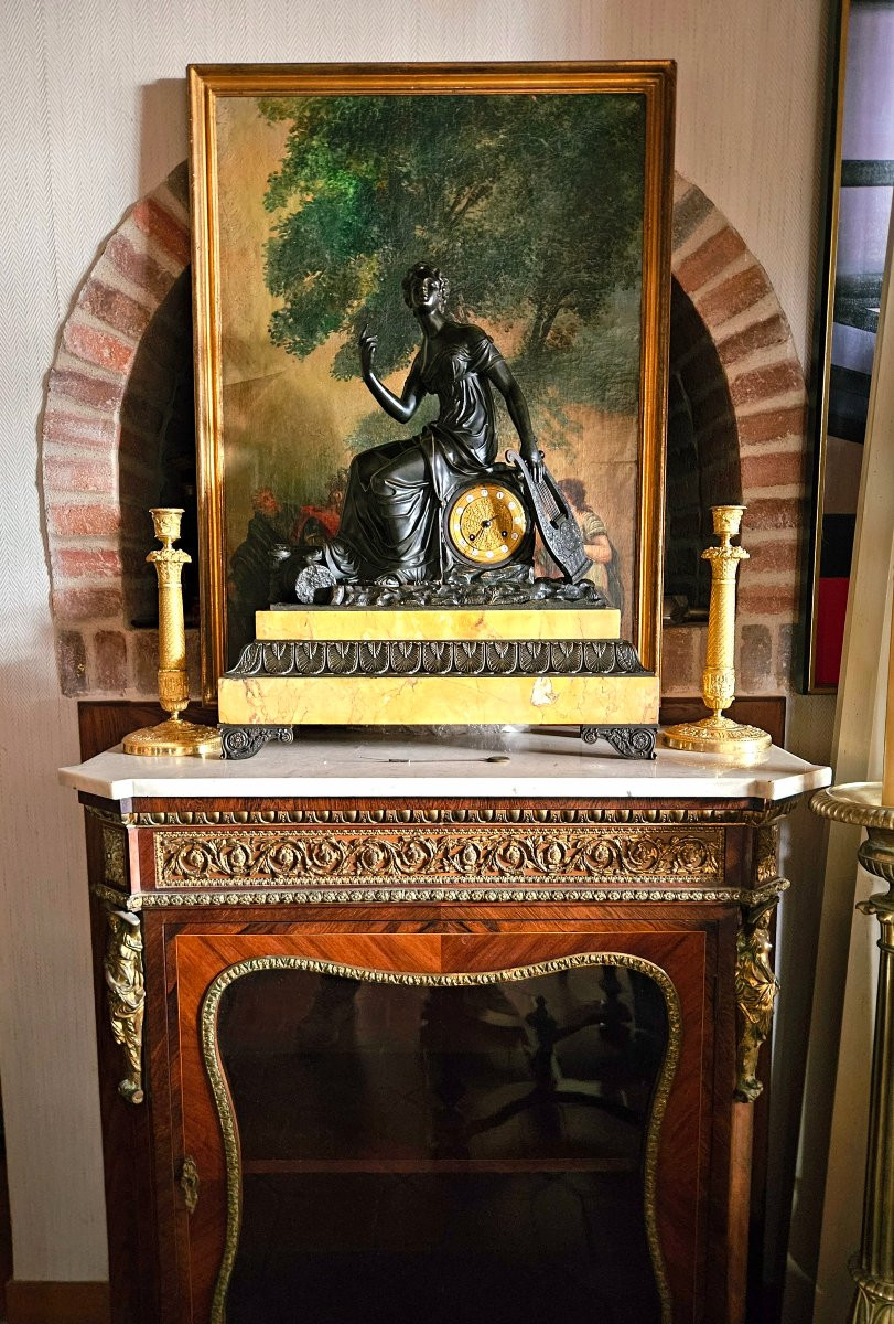 Importante pendule vers 1820 bronze patiné et marbre jaune de Sienne-photo-4