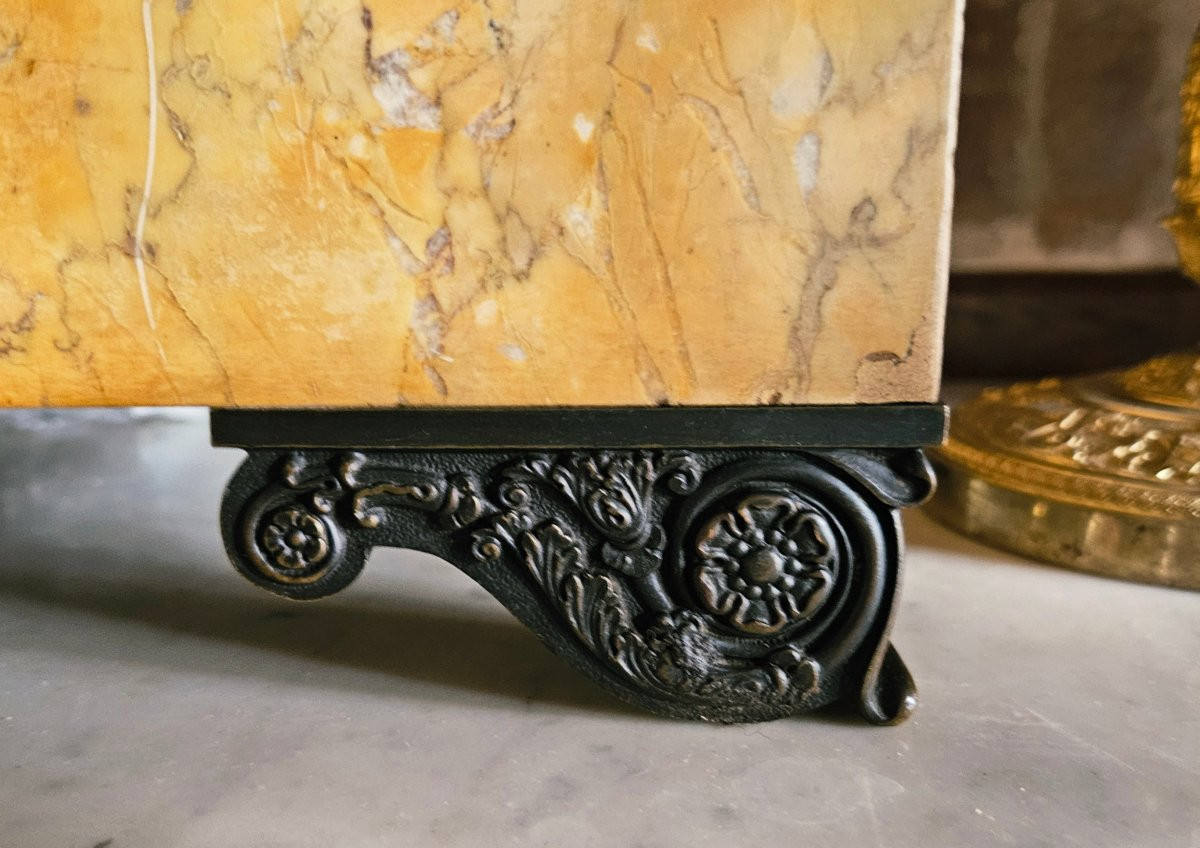 Importante pendule vers 1820 bronze patiné et marbre jaune de Sienne-photo-4