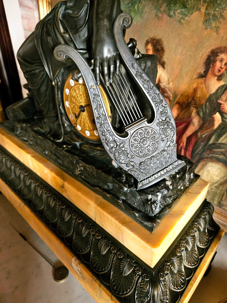 Importante pendule vers 1820 bronze patiné et marbre jaune de Sienne-photo-5