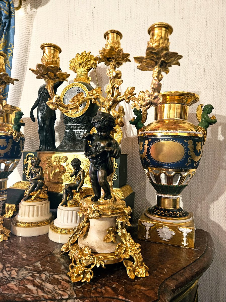 Paire de candélabres aux "putti"en bronze doré XIXème-photo-2