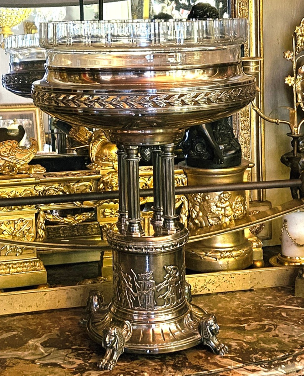 Important centre de table st égyptien en métal argenté et verre taillé