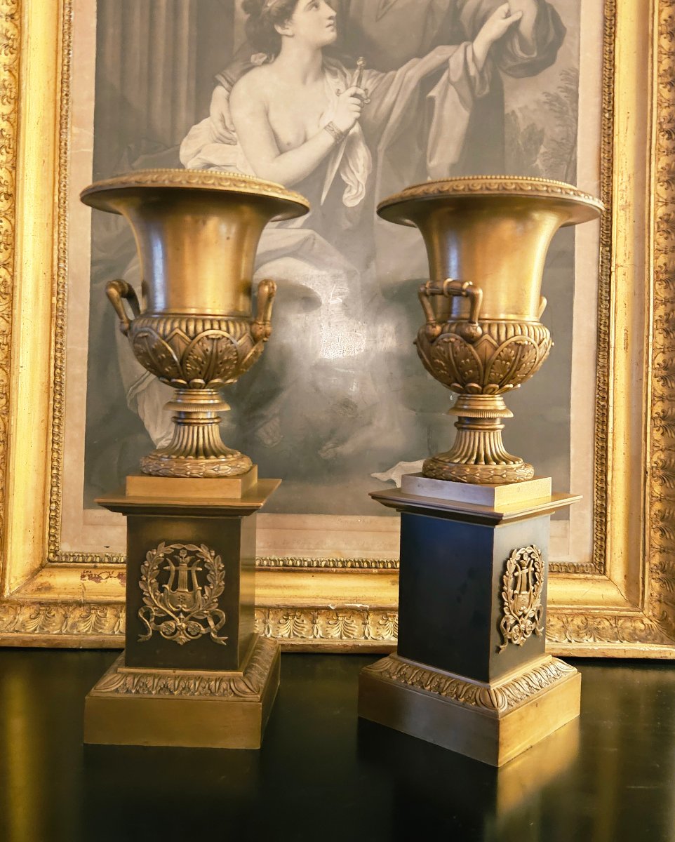 Pair Of Medici Vases In Patinated Bronze Circa 1820 Ht 35 Cm