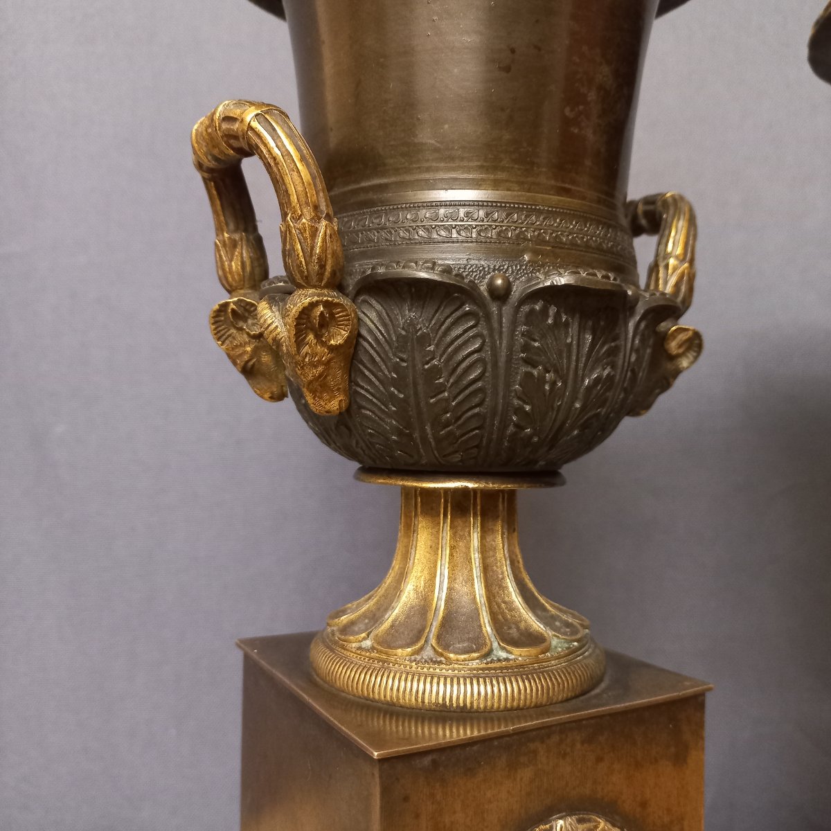 Paire de vases Médicis début XIXe en bronze patiné et doré-photo-2