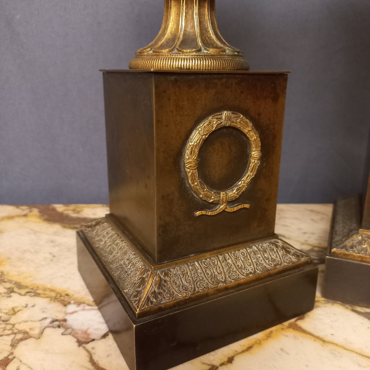 Paire de vases Médicis début XIXe en bronze patiné et doré-photo-3