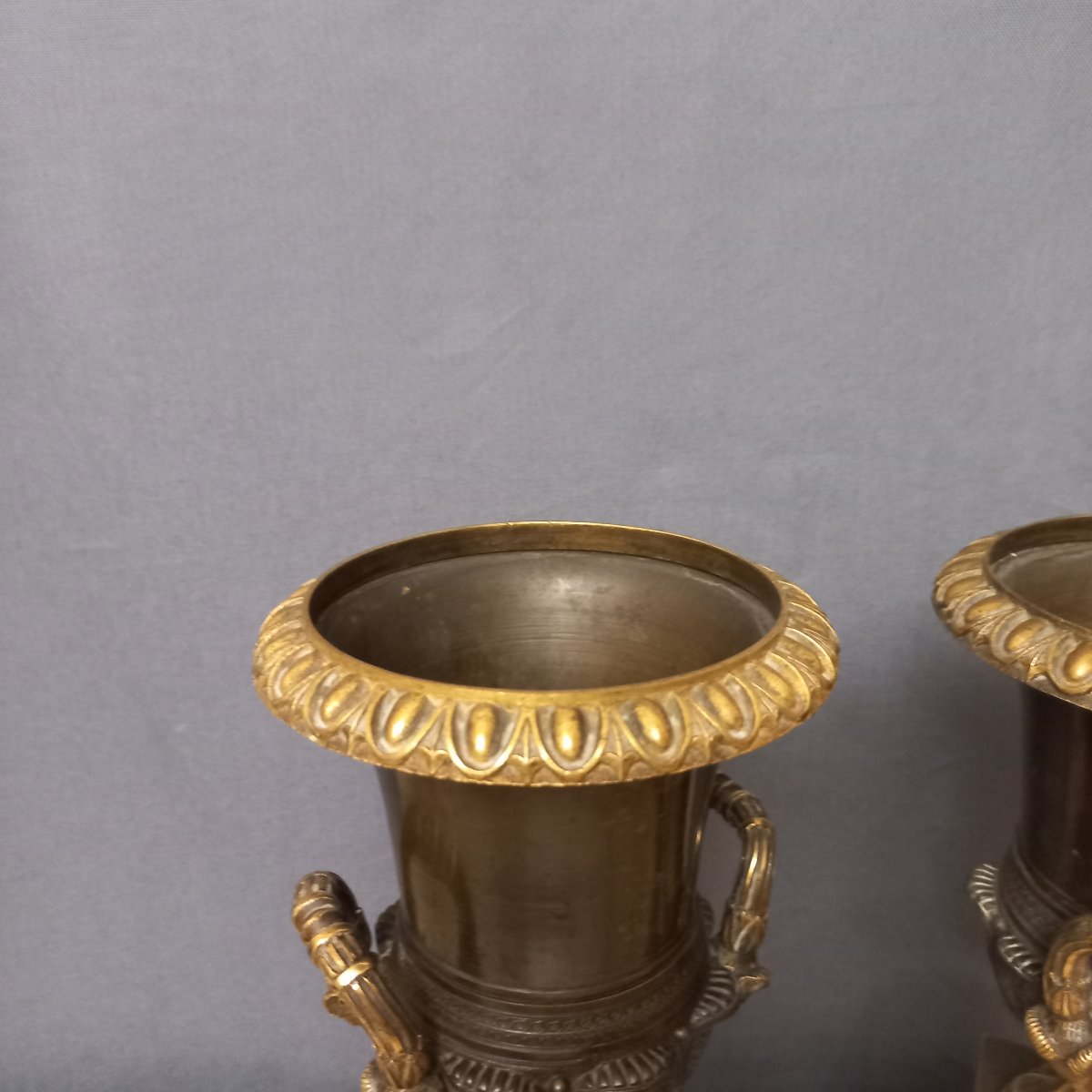 Paire de vases Médicis début XIXe en bronze patiné et doré-photo-4