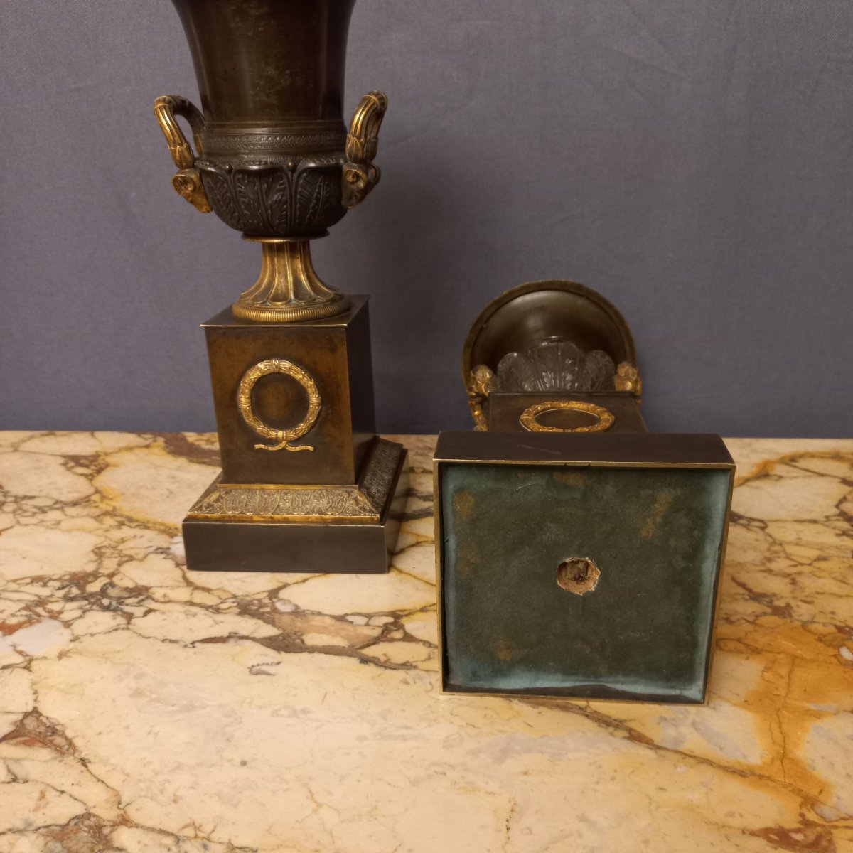 Paire de vases Médicis début XIXe en bronze patiné et doré-photo-2