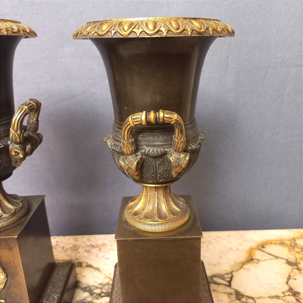 Paire de vases Médicis début XIXe en bronze patiné et doré-photo-4