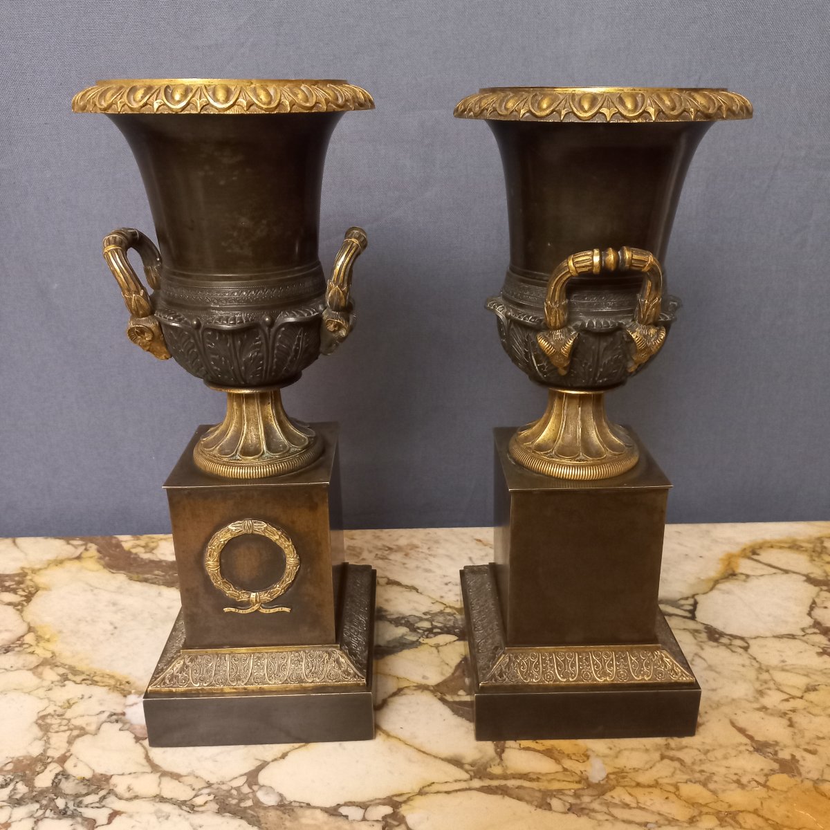 Paire de vases Médicis début XIXe en bronze patiné et doré-photo-5