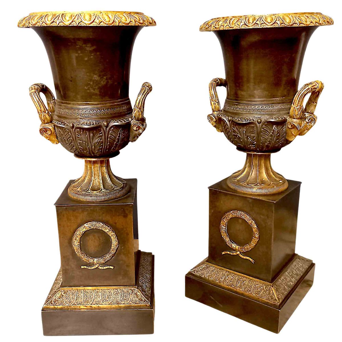 Paire de vases Médicis début XIXe en bronze patiné et doré