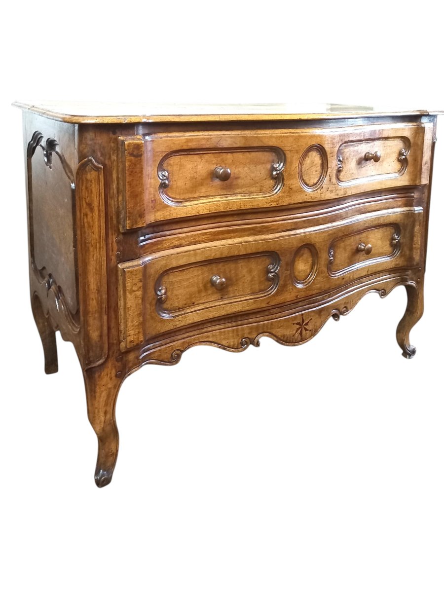 Commode galbée Louis XV en noyer XVIIIe siècle