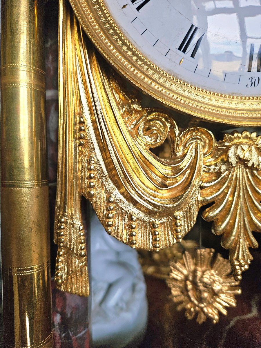 Pendule portique vers 1800 en marbre rouge et bronze doré-photo-2