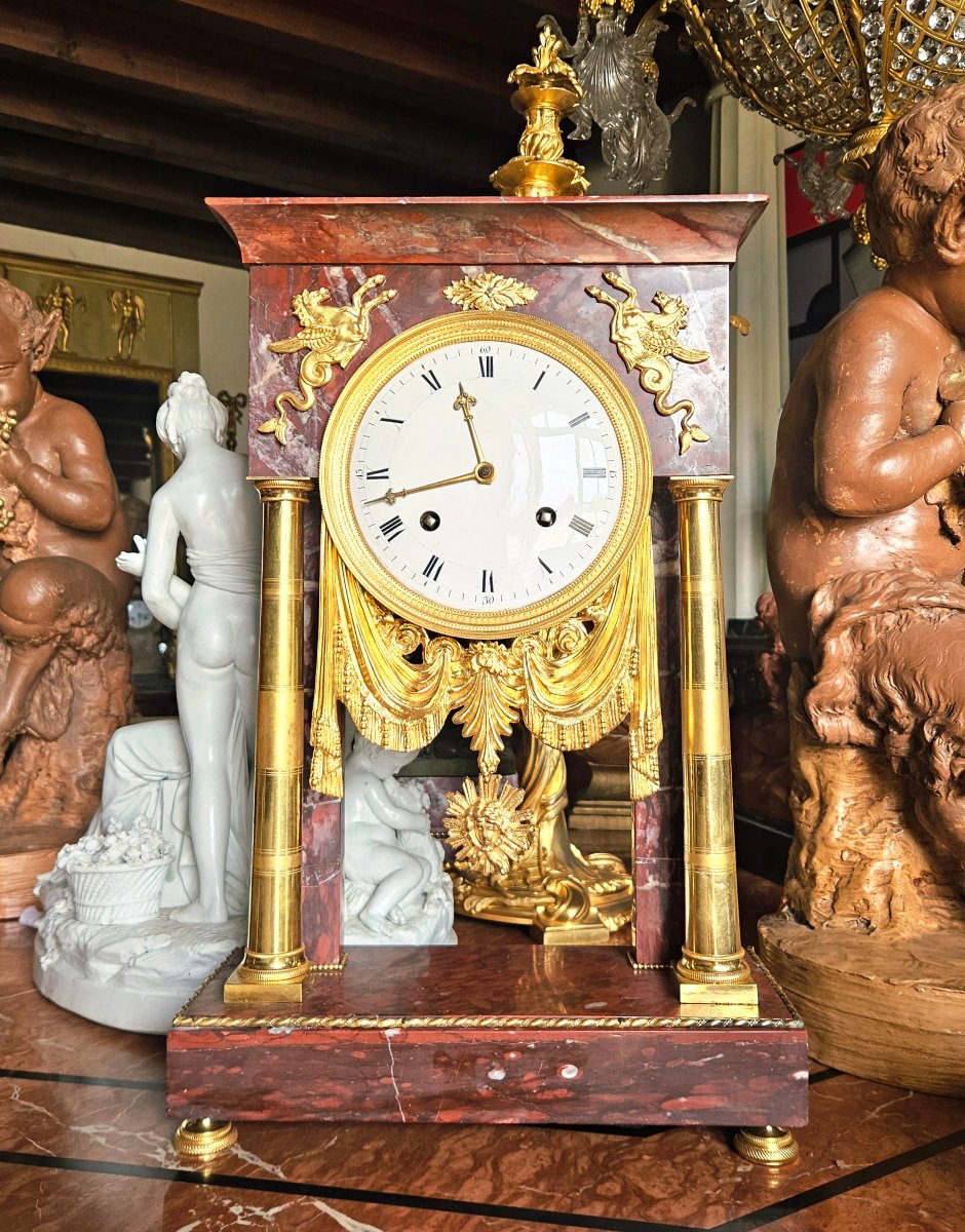 Pendule portique vers 1800 en marbre rouge et bronze doré-photo-4