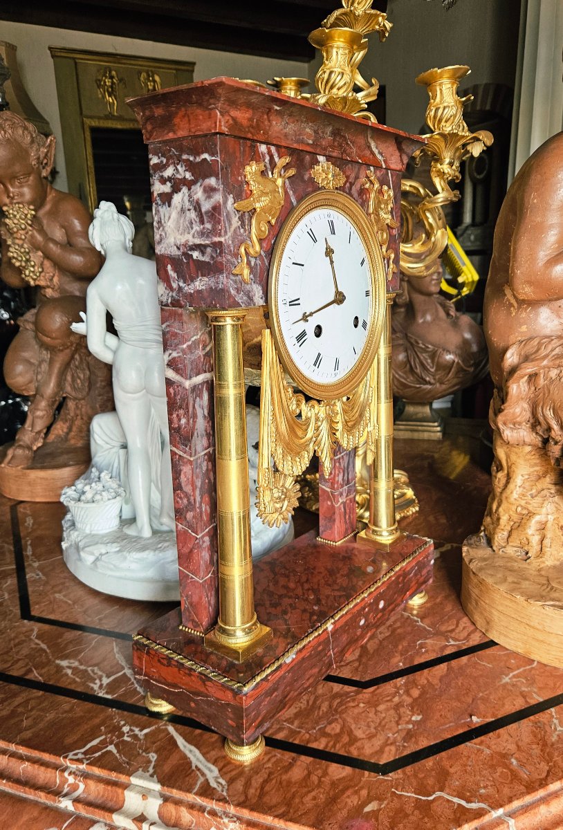 Pendule portique vers 1800 en marbre rouge et bronze doré-photo-6