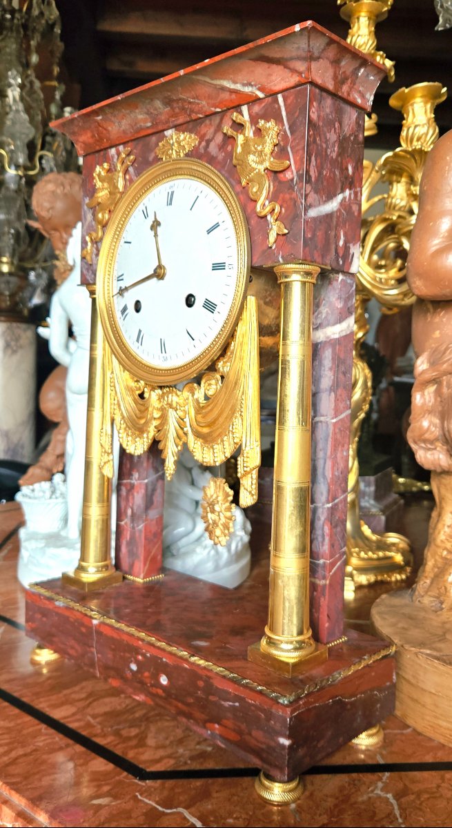 Pendule portique vers 1800 en marbre rouge et bronze doré-photo-7