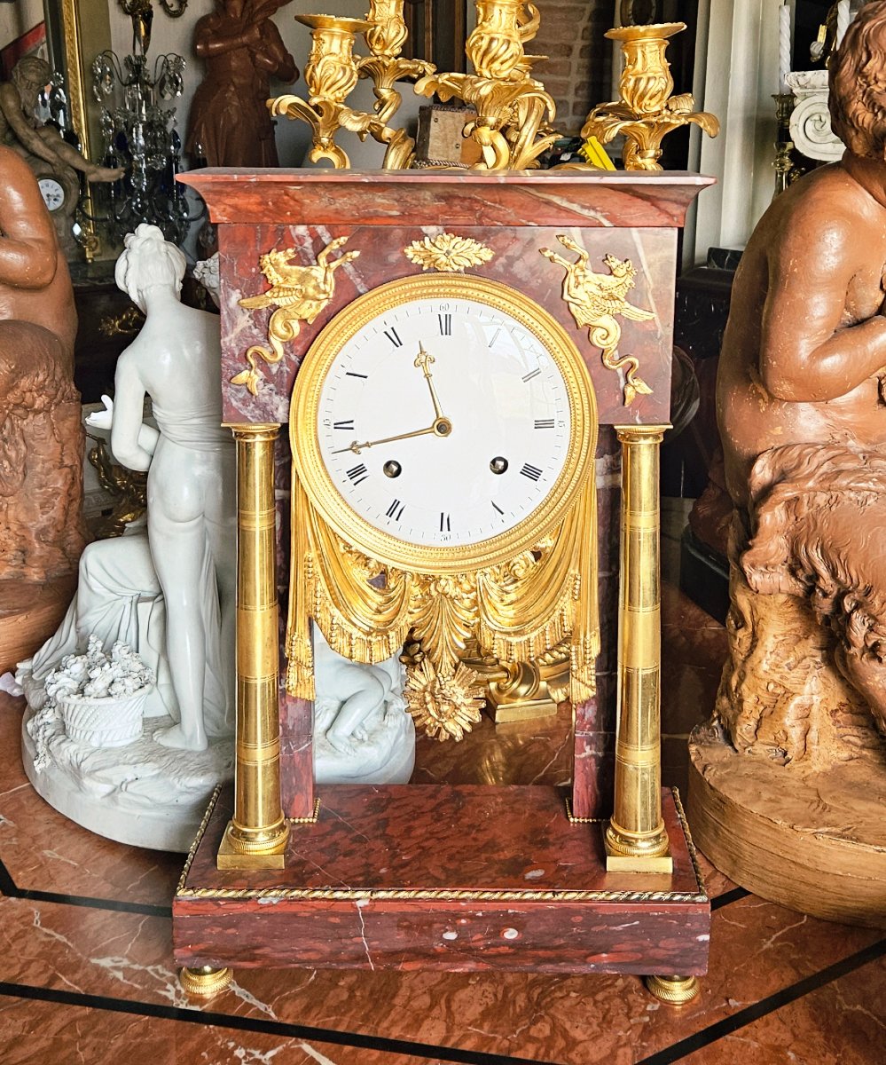 Pendule portique vers 1800 en marbre rouge et bronze doré