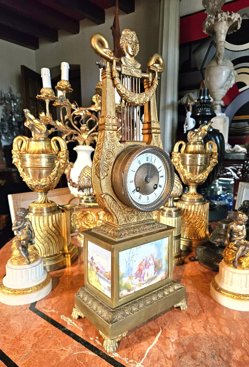 Pendule « à la lyre » d'époque Restauration en bronze doré et plaques de porcelaine peinte, ver-photo-2