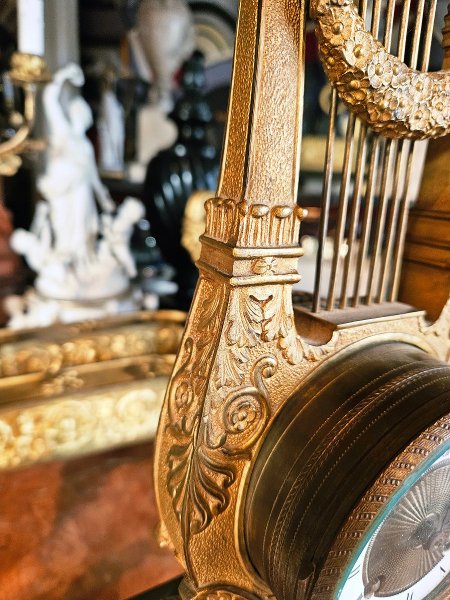 Pendule « à la lyre » d'époque Restauration en bronze doré et plaques de porcelaine peinte, ver-photo-3