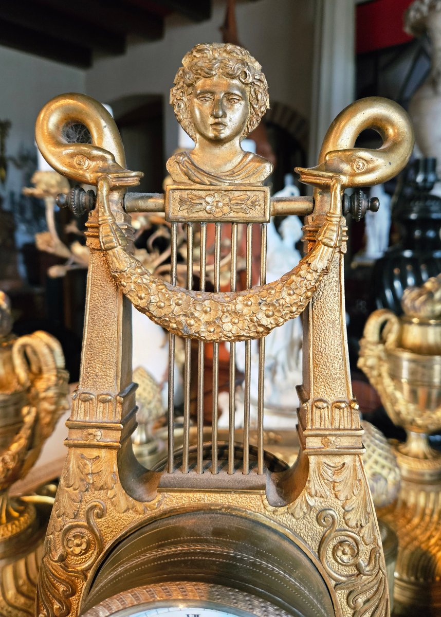 Pendule « à la lyre » d'époque Restauration en bronze doré et plaques de porcelaine peinte, ver-photo-5