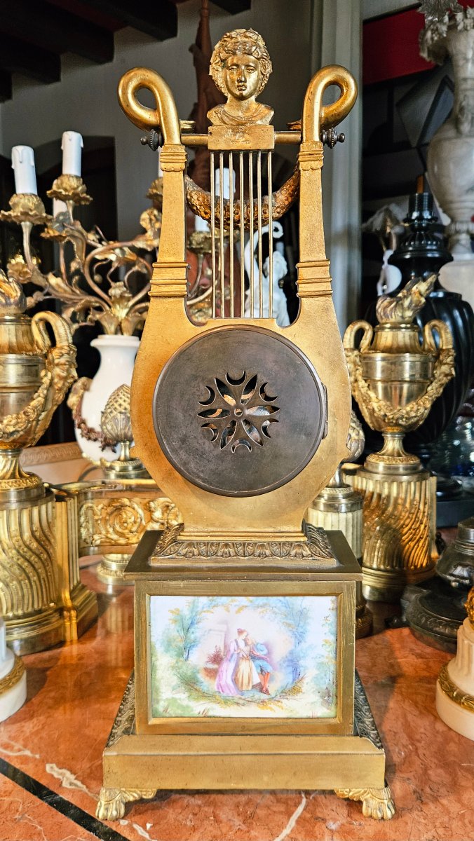 Pendule « à la lyre » d'époque Restauration en bronze doré et plaques de porcelaine peinte, ver-photo-7