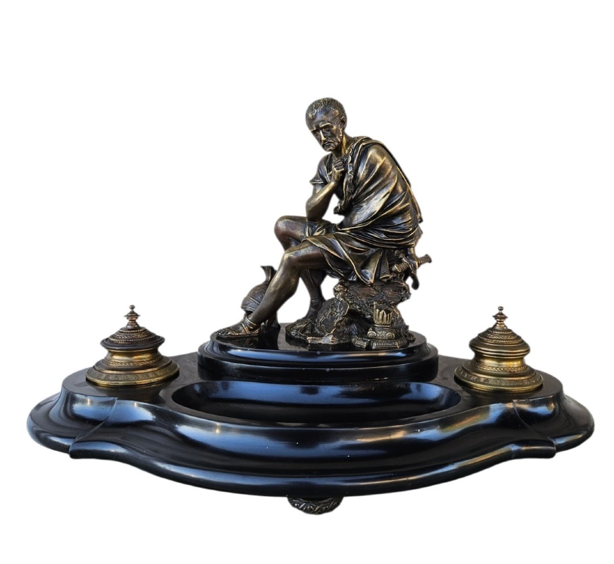 ENCRIER  BRONZE PATINÉ ET MARBRE NOIR, À SONNETTE INTÉGRÉE, XIXᵉ SIÈCLE