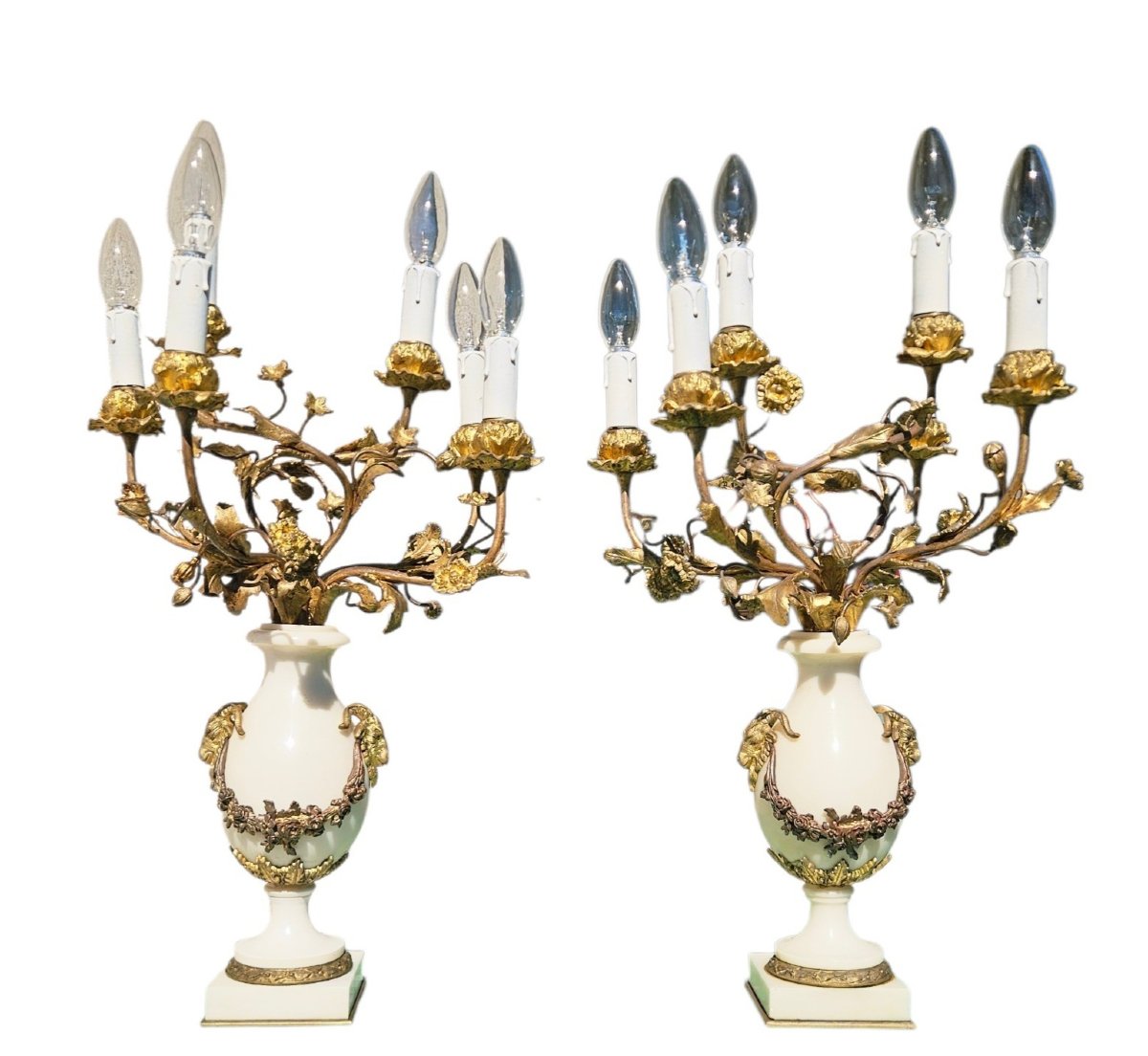 Vases balustre en marbre blanc à bouquets fleuris candélabres-photo-2