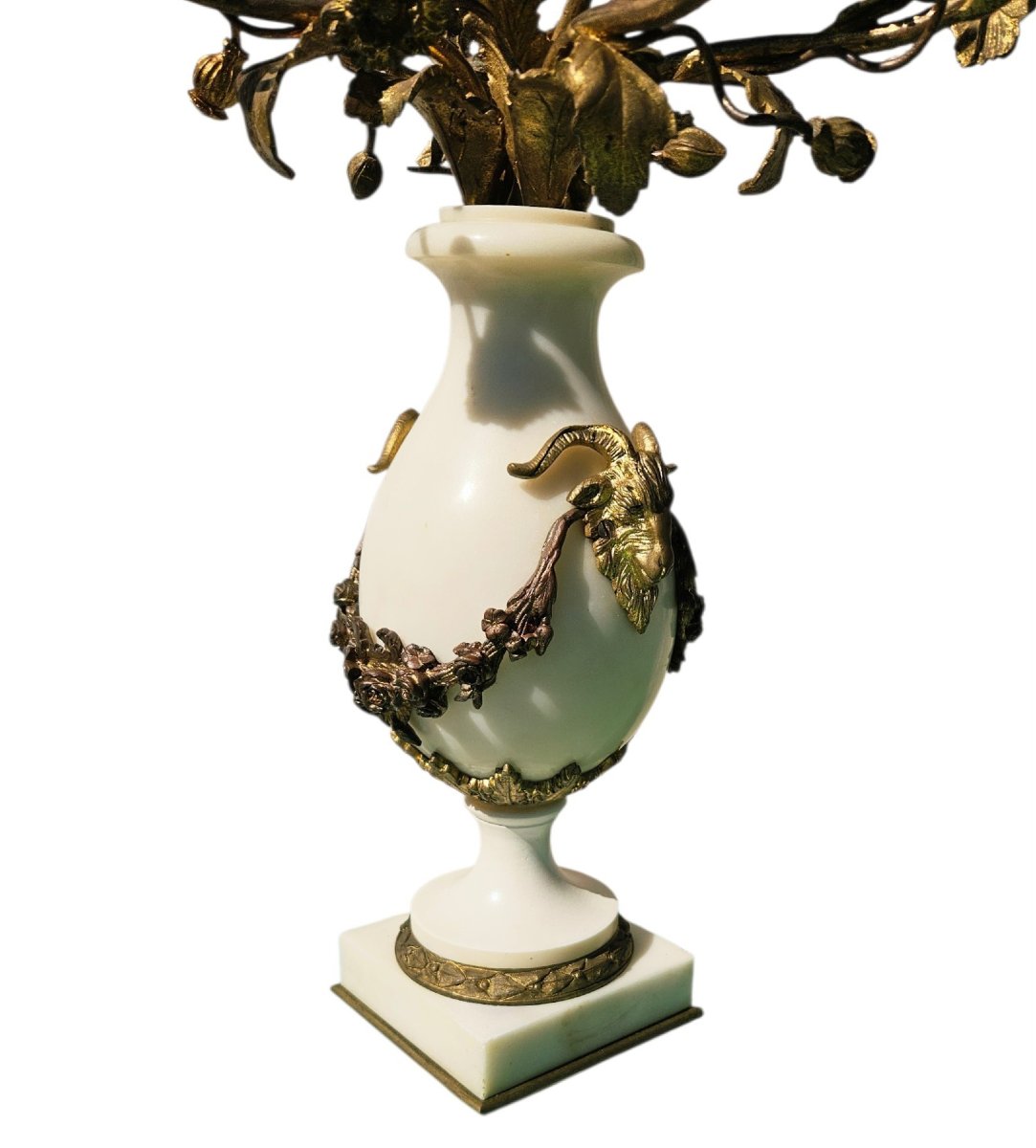 Vases balustre en marbre blanc à bouquets fleuris candélabres-photo-1