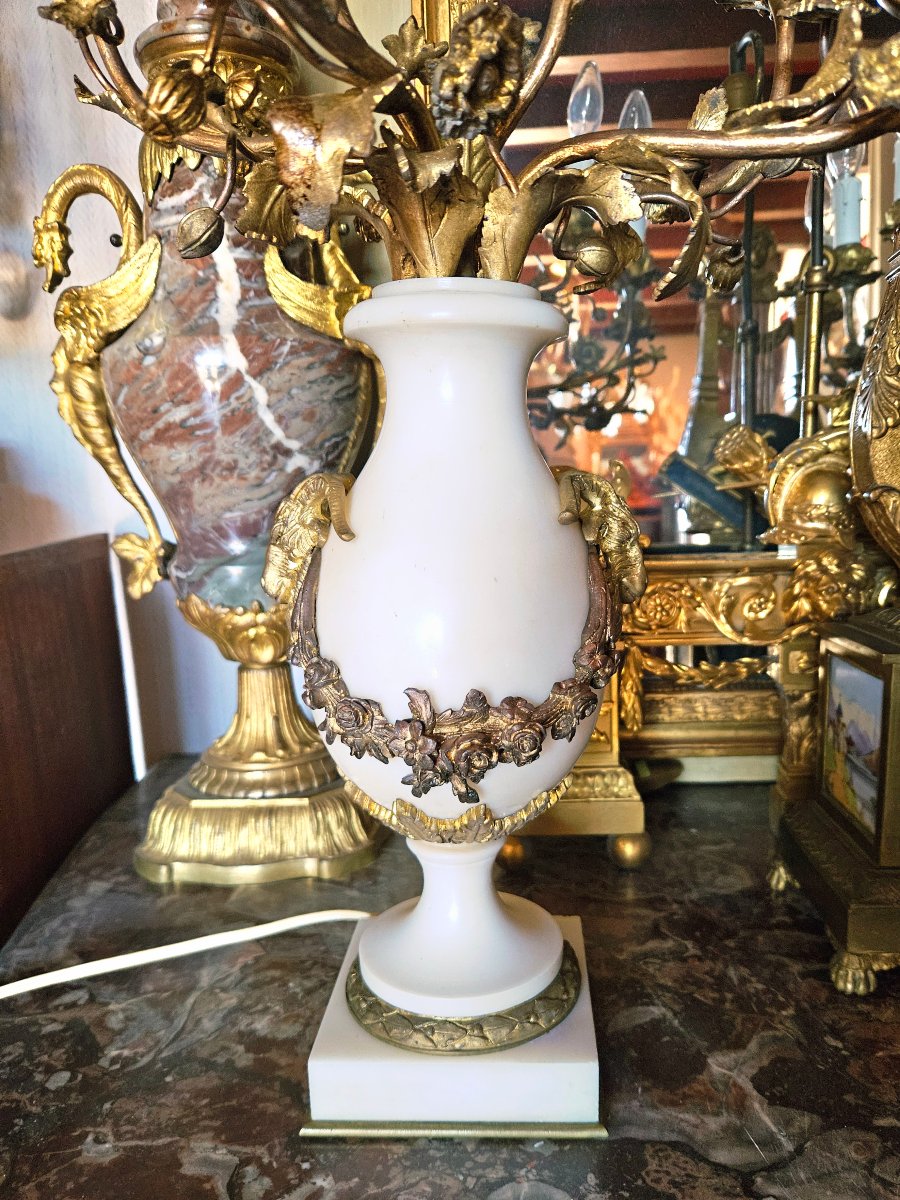 Vases balustre en marbre blanc à bouquets fleuris candélabres-photo-7