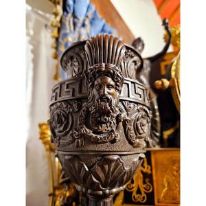 Paire de vases couverts en bronze patiné d'après l'antique 