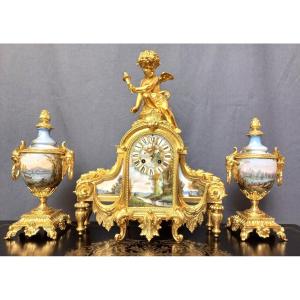 Garniture de cheminée en bronze et porcelaine