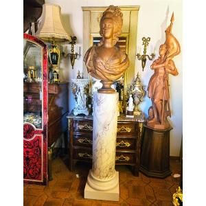 Important buste de Marie-Antoinette sur colonne Ht 207 cm