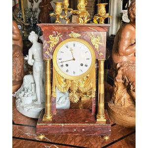 Pendule portique vers 1800 en marbre rouge et bronze doré
