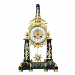 Pendule Empire à l'obélisque en bronze doré er marbre vert