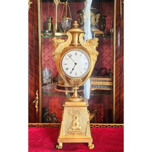 Claude Galle Pendule urne bronze doré aux bustes de sirènes ailées ep. Empire