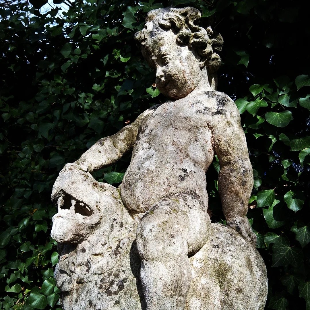 Statue putto au lion