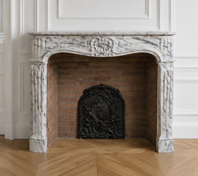 Cheminée de style Louis XV en marbre