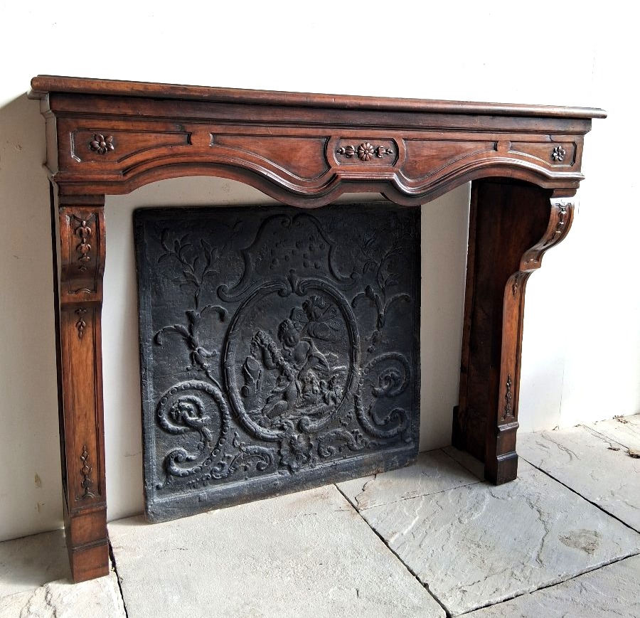 Petite cheminée Louis XIV en noyer 