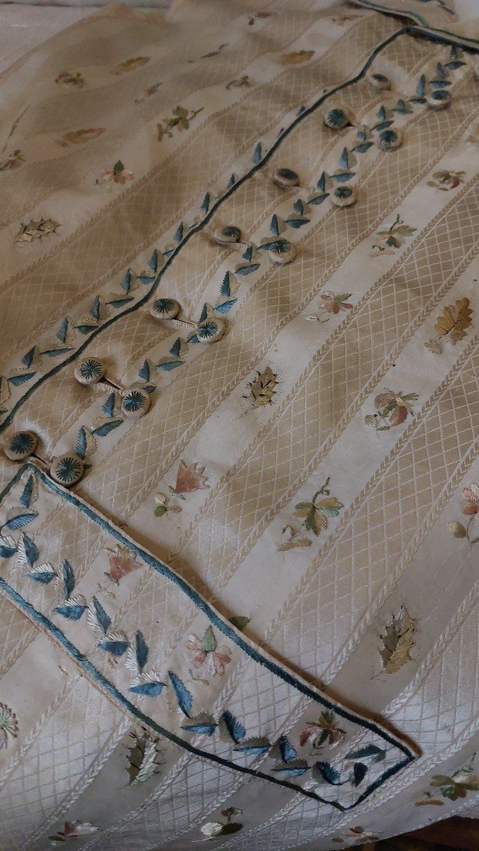 18th Century Vest In Directoire Embroidered Silk -photo-2