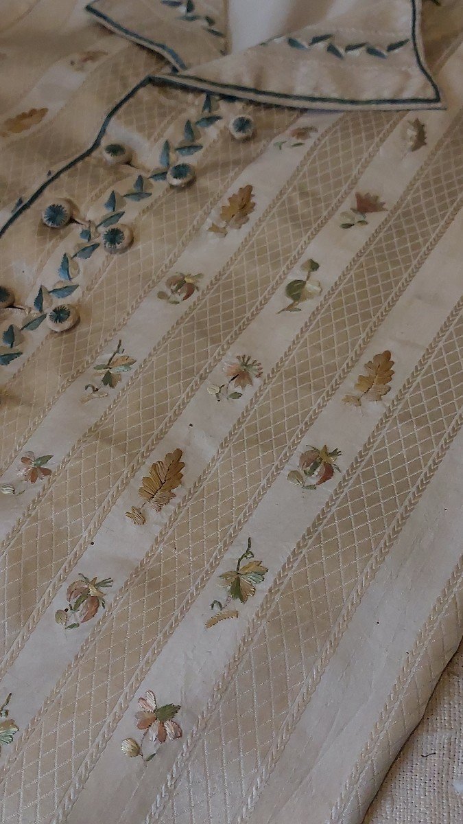 18th Century Vest In Directoire Embroidered Silk -photo-2